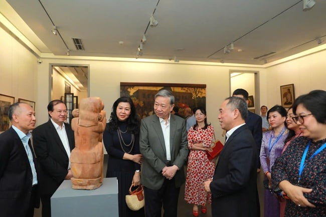 Ο Γενικός Γραμματέας Τό Λαμ και η σύζυγός του επισκέπτονται το Μουσείο Καλών Τεχνών του Βιετνάμ - Φωτογραφία 3. Tổng Bí thư Tô Lâm cùng Phu nhân thăm Bảo tàng Mỹ thuật Việt Nam - Ảnh 3.