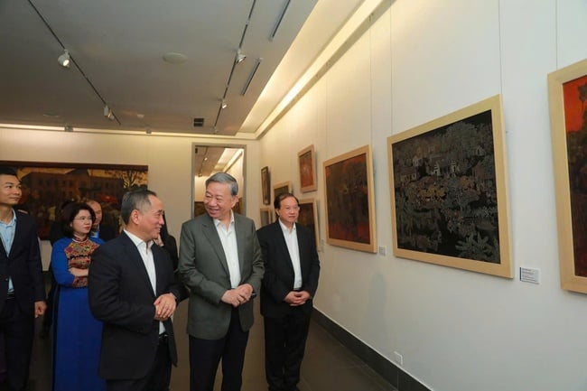 Ο Γενικός Γραμματέας Τό Λαμ και η σύζυγός του επισκέπτονται το Μουσείο Καλών Τεχνών του Βιετνάμ - Φωτογραφία 4. Tổng Bí thư Tô Lâm cùng Phu nhân thăm Bảo tàng Mỹ thuật Việt Nam - Ảnh 4.