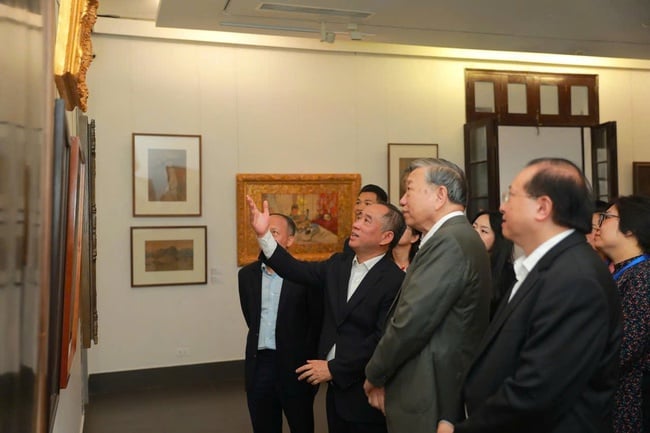 Ο Γενικός Γραμματέας Τό Λαμ και η σύζυγός του επισκέπτονται το Μουσείο Καλών Τεχνών του Βιετνάμ - Φωτογραφία 5. Tổng Bí thư Tô Lâm cùng Phu nhân thăm Bảo tàng Mỹ thuật Việt Nam - Ảnh 5.