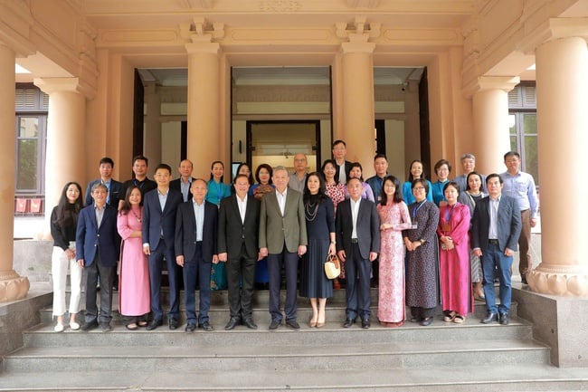 Ο Γενικός Γραμματέας Τό Λαμ και η σύζυγός του επισκέπτονται το Μουσείο Καλών Τεχνών του Βιετνάμ - Φωτογραφία 6. Tổng Bí thư Tô Lâm cùng Phu nhân thăm Bảo tàng Mỹ thuật Việt Nam - Ảnh 6.