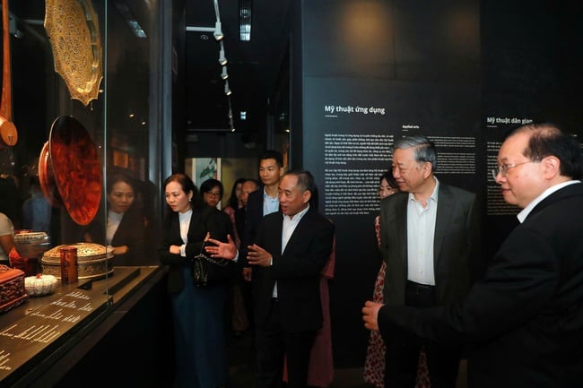 Ο Γενικός Γραμματέας Τό Λαμ και η σύζυγός του επισκέπτονται το Μουσείο Καλών Τεχνών του Βιετνάμ - Φωτογραφία 8. Tổng Bí thư Tô Lâm cùng Phu nhân thăm Bảo tàng Mỹ thuật Việt Nam - Ảnh 8.