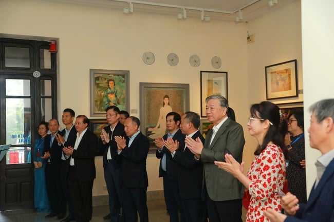 Ο Γενικός Γραμματέας Τό Λαμ και η σύζυγός του επισκέπτονται το Μουσείο Καλών Τεχνών του Βιετνάμ - Φωτογραφία 9. Tổng Bí thư Tô Lâm cùng Phu nhân thăm Bảo tàng Mỹ thuật Việt Nam - Ảnh 9.
