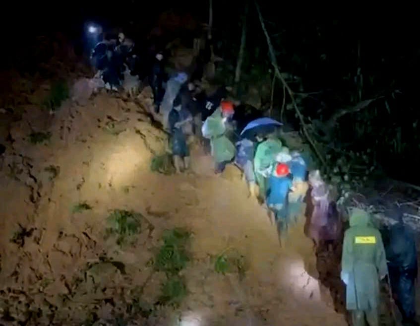 Plats för jordskredet i Khanh Son-passet där tre personer omkom. Foto: Van Hoa. Hiện trường vụ sạt lở ở khu vực đèo Khánh Sơn khiến 3 người vùi lấp. Ảnh: Văn Hóa.