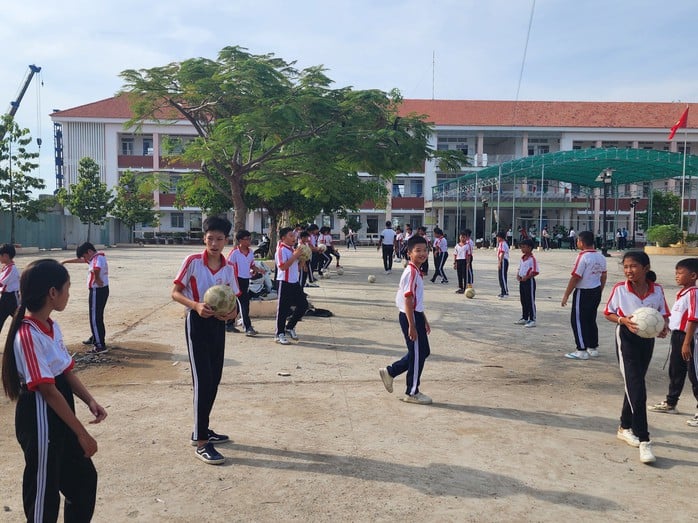 CONSTRUINDO ESCOLAS, CONSTRUINDO PLENITUDES NAS FRONTEIRAS (*): Ajudando crianças em áreas fronteiriças - Foto 2. DỰNG TRƯỜNG, XÂY ĐIỂM TỰA BIÊN CƯƠNG (*): Nâng bước trẻ vùng biên - Ảnh 2.