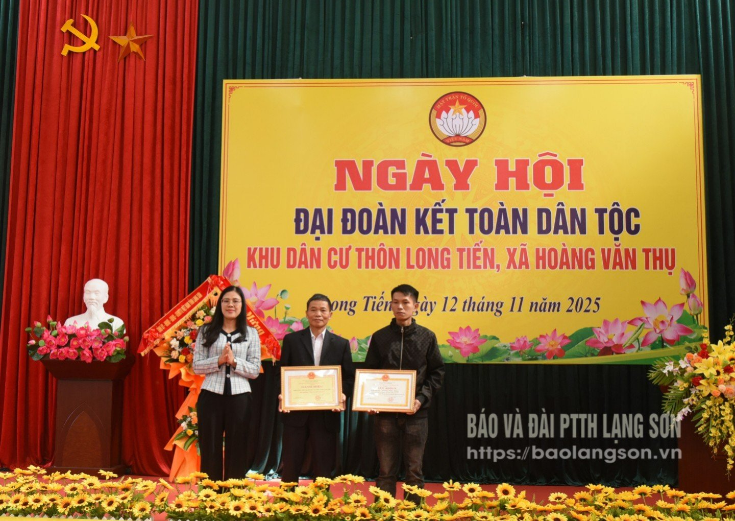 Para pemimpin Komite Rakyat Komune Hoang Van Thu menganugerahkan gelar desa budaya dan sertifikat penghargaan kepada rumah tangga budaya teladan di festival solidaritas nasional desa Long Tien.