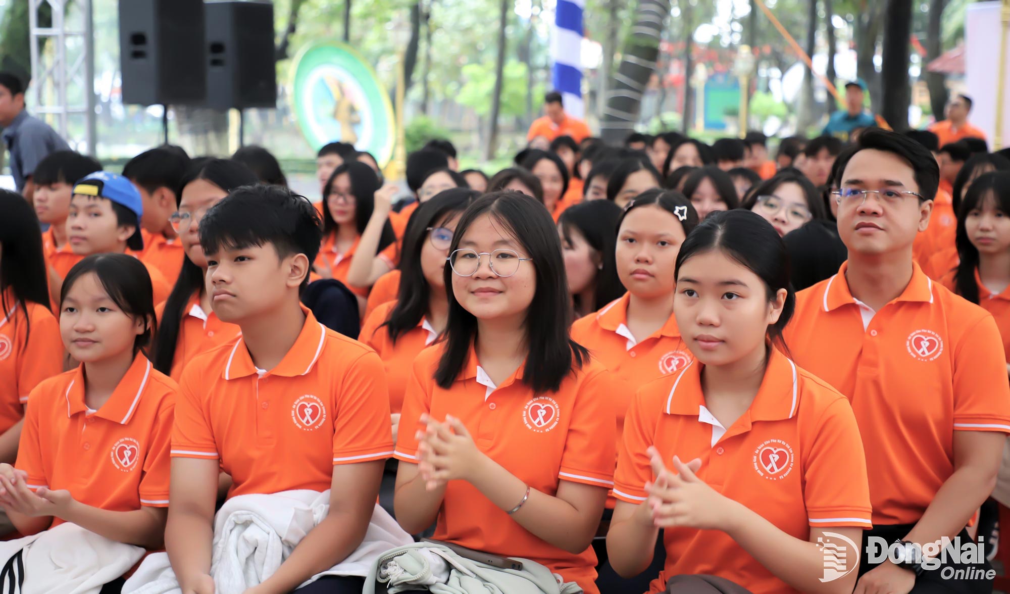 សមាជិកសហជីព យុវជន និងសិស្សានុសិស្ស ចូលរួមក្នុងពិធីសម្ពោធខែនៃសកម្មភាពសមភាពយេនឌ័រ និងការទប់ស្កាត់ និងការឆ្លើយតបចំពោះអំពើហិង្សាយេនឌ័រ ដែលរៀបចំដោយគណៈកម្មាធិការប្រជាជនខេត្ត ឆ្នាំ២០២៥។ រូបថត៖ My Ny