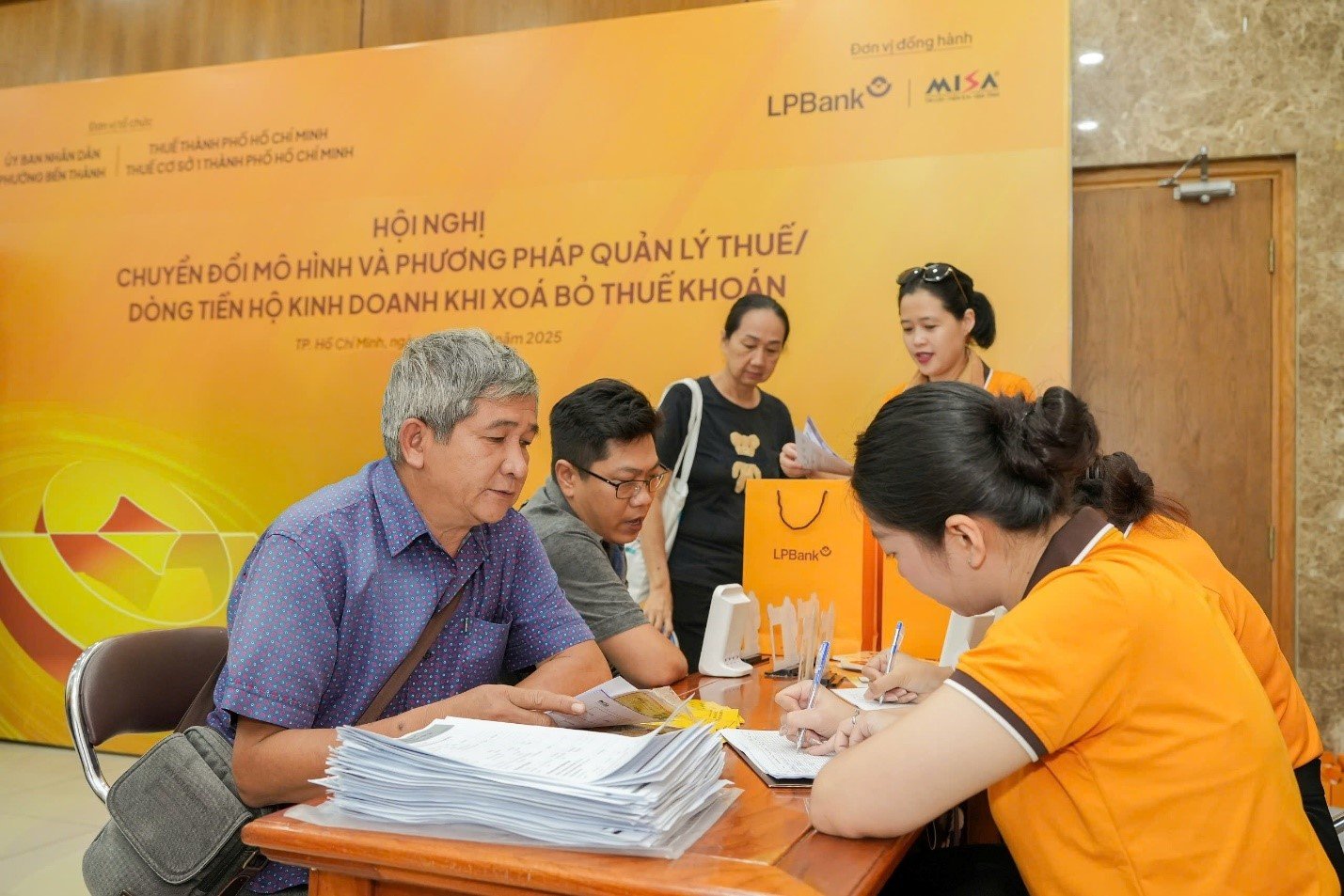 LPBank chung tay gỡ khó cho hộ kinh doanh, tiểu thương trước "bước ngoặt" xóa bỏ thuế khoán