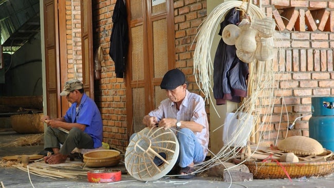 Bevarande av traditionellt hantverk samtidigt som turismen utvecklas i hantverksbyn Bao La - Foto 2. Giữ nghề truyền thống kết hợp phát triển du lịch tại làng nghề Bao La - Ảnh 2.