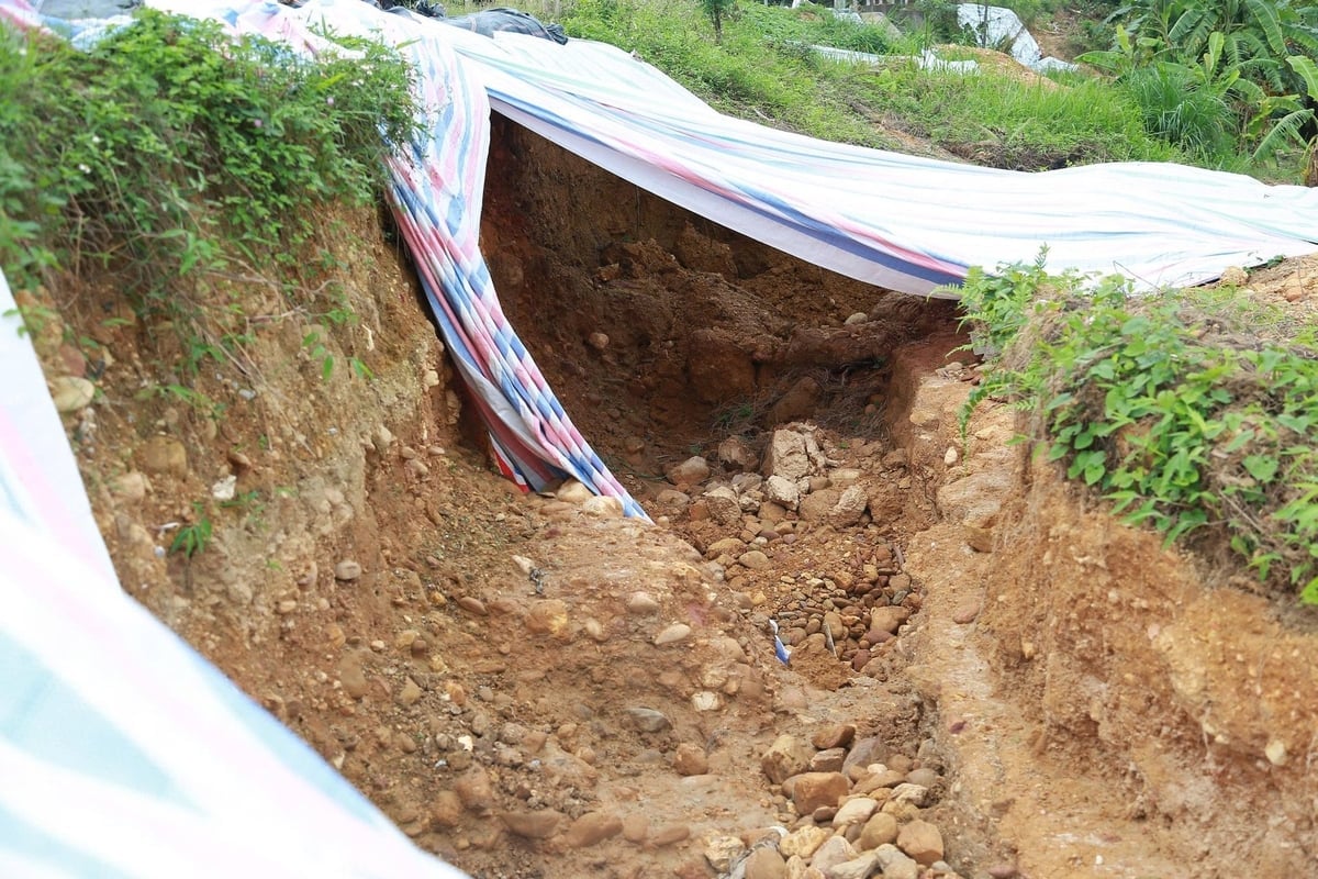 Во многих местах у подножия ирригационной плотины в жилом комплексе Доан Кет произошли серьёзные оползни. Фото: Тхань Нга. Chân đập thủy lợi ở tổ dân phố Đoàn Kết nhiều điểm bị sạt lở nghiêm trọng. Ảnh: Thanh Ngà.