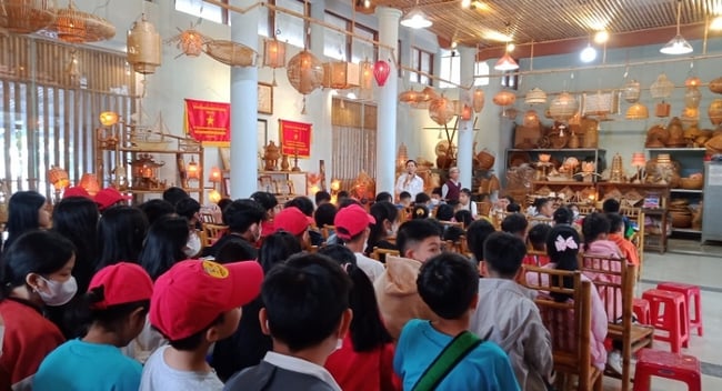 Bevarande av traditionellt hantverk samtidigt som turismen utvecklas i hantverksbyn Bao La - Foto 3. Giữ nghề truyền thống kết hợp phát triển du lịch tại làng nghề Bao La - Ảnh 3.