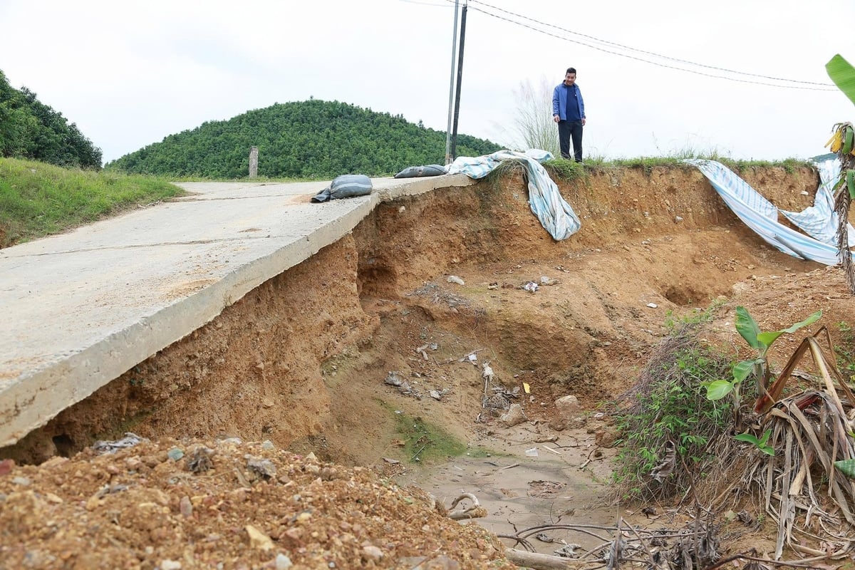 Многие участки дамбы размыты на глубину до лягушачьего рта, представляя опасность для участников дорожного движения. Фото: Тхань Нга. Nhiều đoạn đê bị sạt khoét sâu như hàm ếch rất nguy hiểm cho người tham gia giao thông. Ảnh: Thanh Ngà.