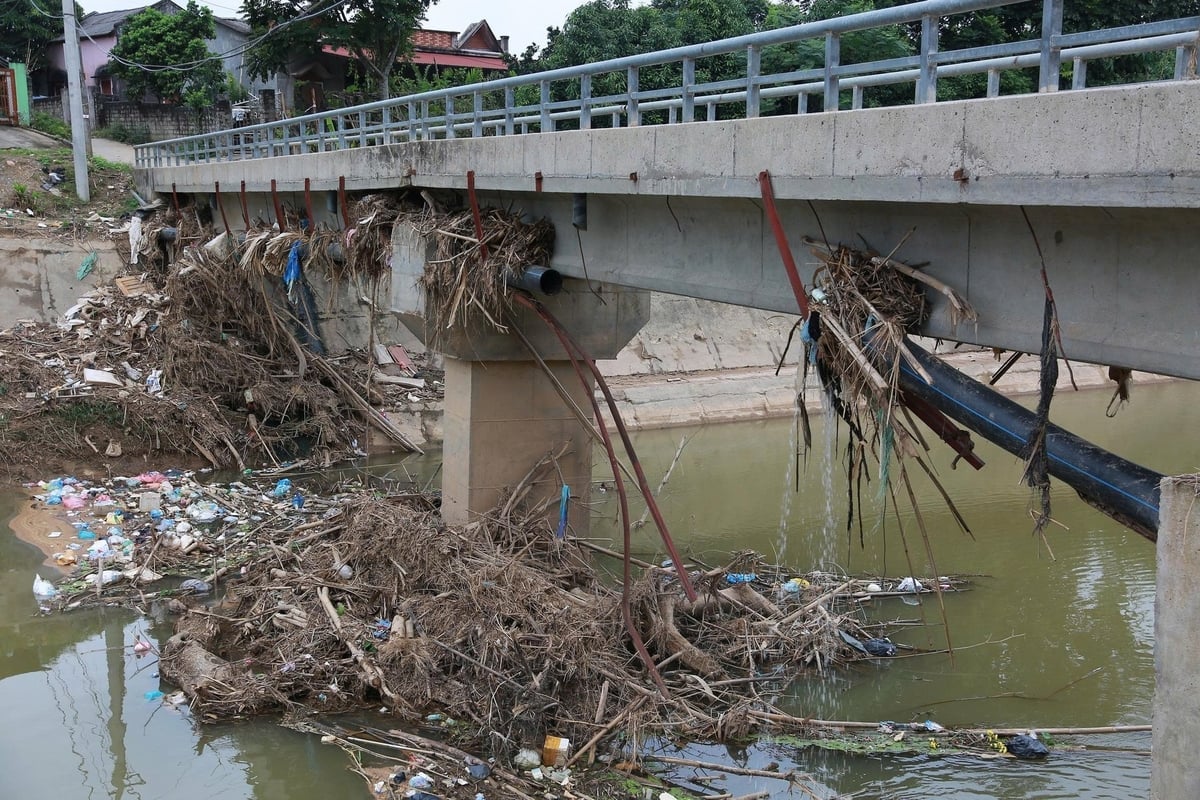 Многие водопроводные трубы были прорваны. Фото: Тхань Нга. Nhiều tuyến ống dẫn nước bị đứt gãy. Ảnh: Thanh Ngà.