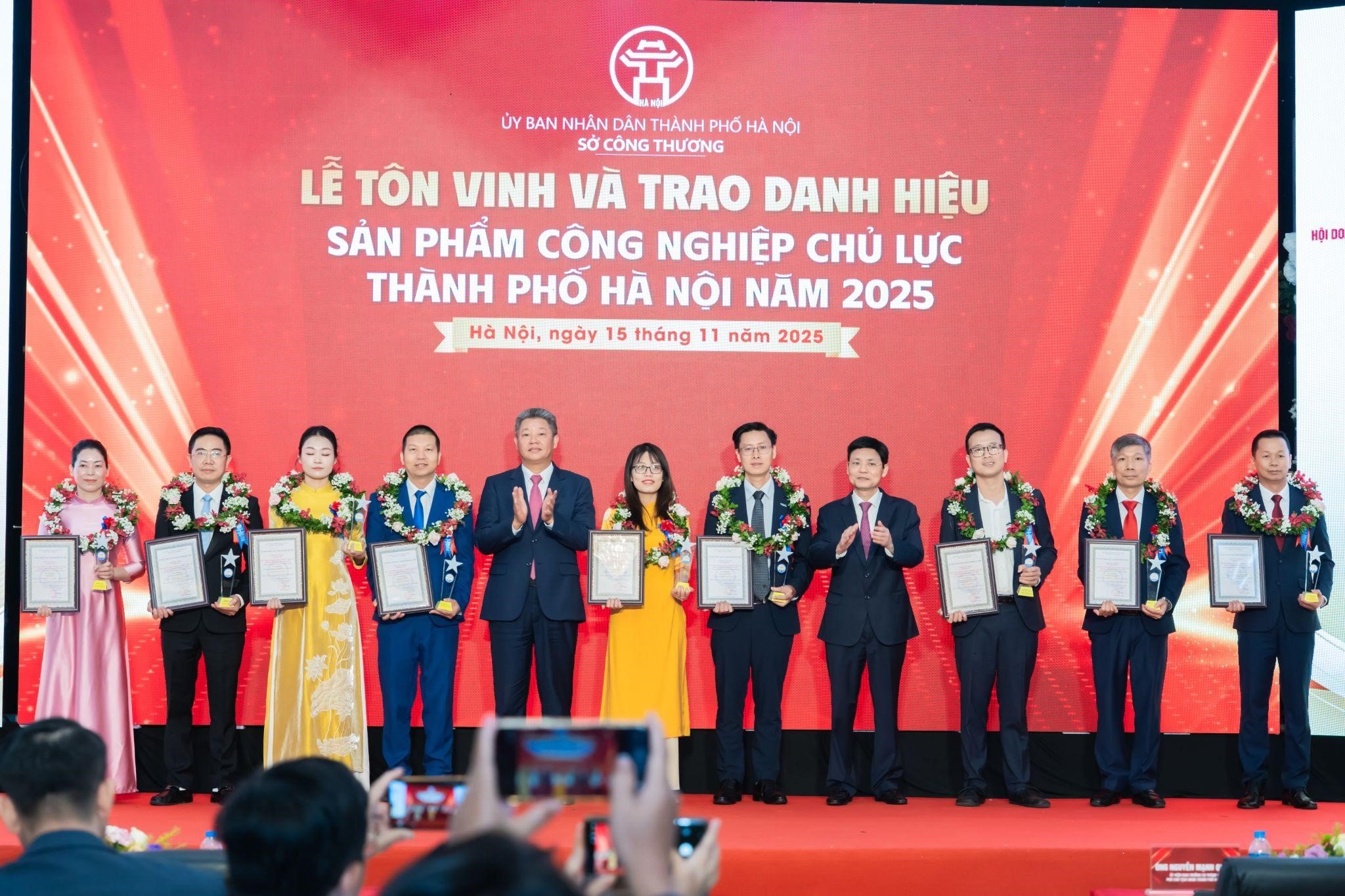 Tillverkad av FPT-ekosystemet leder de viktigaste industriprodukterna i Hanoi år 2025-1.jpg