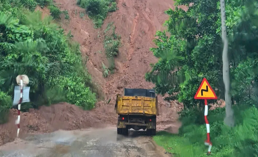 Un deslizamiento de tierra en la comuna de A Vuong provoca interrupciones en el tráfico.