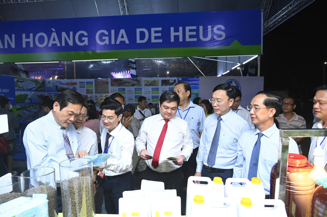 Festivalul crabilor Ca Mau 2025: Transformarea „aromei pădurii - aromei marine” într-un brand național - Fotografia 4. Ngày hội cua Cà Mau 2025: Đưa 'hương rừng - vị biển' thành thương hiệu quốc gia- Ảnh 4.