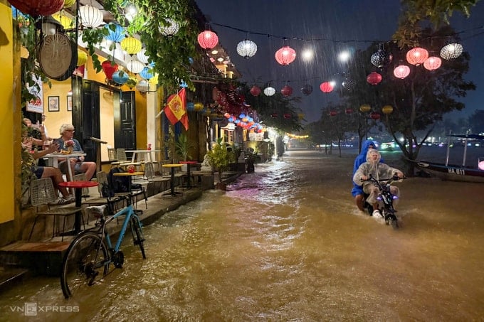 Nước lũ dâng trên đường Bạch Đằng, gây ngập khoảng 0,4m trong đêm. Ảnh: Cường Art