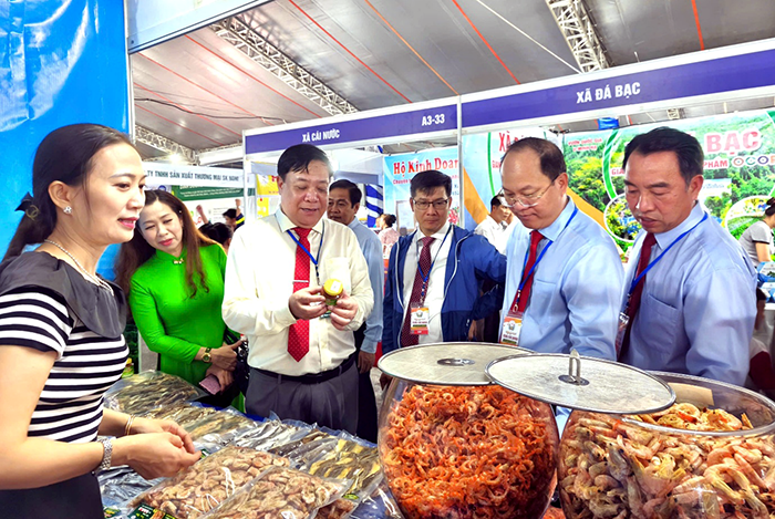 Ca Mau کیکڑے فیسٹیول کا افتتاح