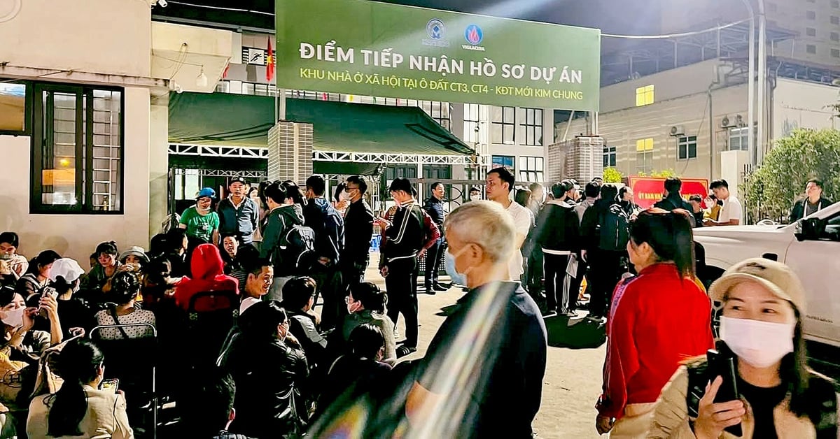 Hà Nội: Người dân thức xuyên đêm chờ nộp hồ sơ mua nhà ở xã hội tại dự án CT3 Kim Chung