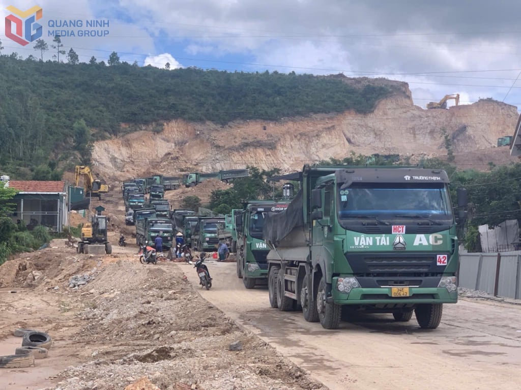 មធ្យោបាយដឹកជញ្ជូនដីនៅកន្លែងយកថ្មក្នុងសង្កាត់វ៉ាងដាន។