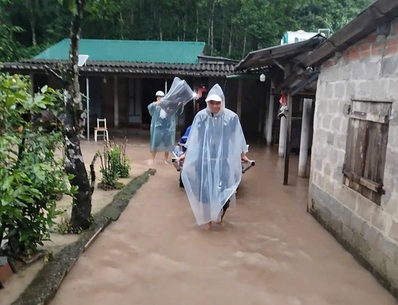 Heavy rain caused flooding, isolating many areas in Quang Tri - Photo 1. Mưa lớn gây ngập lụt, chia cắt nhiều khu vực ở Quảng Trị- Ảnh 1.