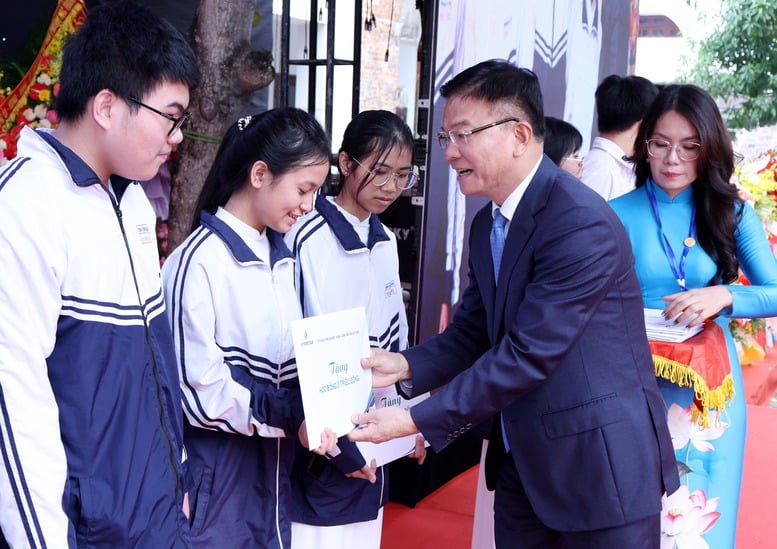 អះអាងគោលជំហរ 'កន្លែងភ្លឺ' នៃការអប់រំ Thanh - រូបថត ២. Khẳng định vị thế 'điểm sáng' của giáo dục xứ Thanh- Ảnh 2.