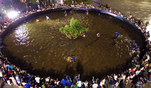 Ca Mau៖ ការប្រកួតចាប់ក្ដាមប្លែកពីគេនៅកណ្ដាលទីលាន - រូបថត ១. Cà Mau: Độc đáo cuộc thi mò cua giữa quảng trường- Ảnh 1.