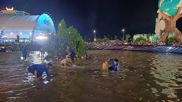 Ca Mau៖ ការប្រកួតចាប់ក្ដាមប្លែកពីគេនៅកណ្ដាលទីលាន - រូបថត ២. Cà Mau: Độc đáo cuộc thi mò cua giữa quảng trường- Ảnh 2.