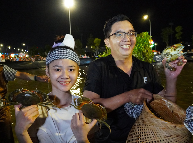 Ca Mau៖ ការប្រកួតចាប់ក្ដាមប្លែកពីគេនៅកណ្ដាលទីលាន - រូបថត ៣. Cà Mau: Độc đáo cuộc thi mò cua giữa quảng trường- Ảnh 3.
