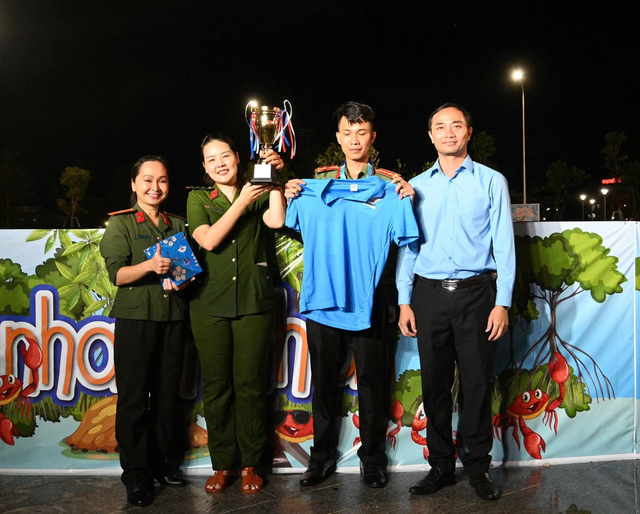 Ca Mau៖ ការប្រកួតចាប់ក្តាមដ៏ពិសេសនៅកណ្តាលការ៉េ - រូបថត ៤. Cà Mau: Độc đáo cuộc thi mò cua giữa quảng trường- Ảnh 4.