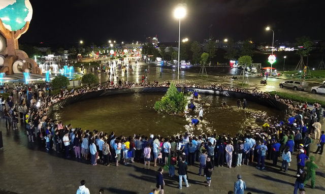 Ca Mau៖ ការប្រកួតចាប់ក្ដាមប្លែកពីគេនៅកណ្តាលការ៉េ - រូបថត ៥. Cà Mau: Độc đáo cuộc thi mò cua giữa quảng trường- Ảnh 5.