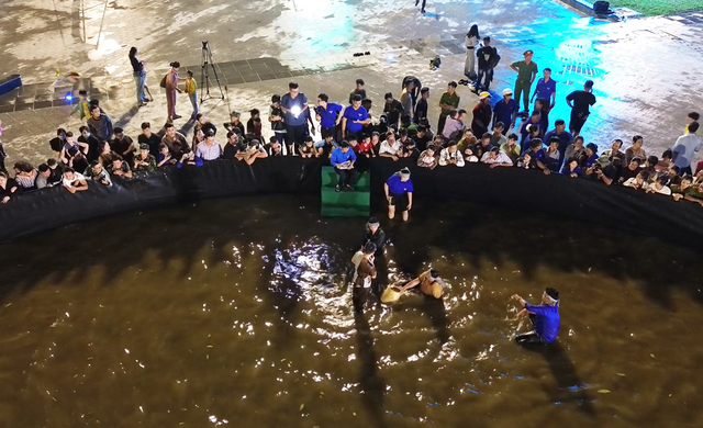 Ca Mau៖ ការប្រកួតចាប់ក្តាមដ៏ពិសេសនៅកណ្តាលការ៉េ - រូបថត ៦. Cà Mau: Độc đáo cuộc thi mò cua giữa quảng trường- Ảnh 6.