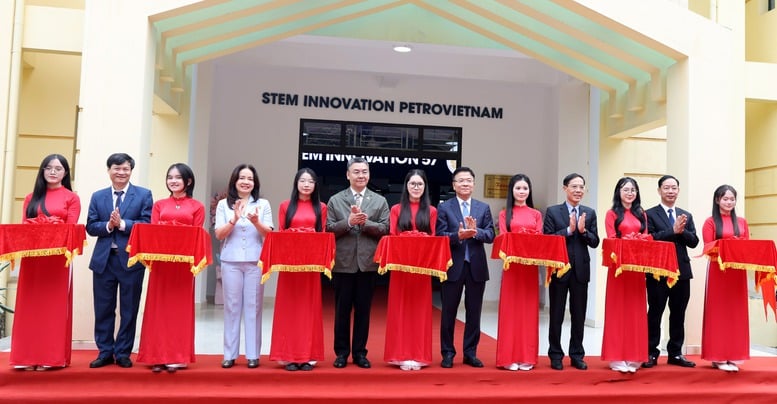 អះអាងគោលជំហរ 'កន្លែងភ្លឺ' នៃការអប់រំ Thanh - រូបថត ៨. Khẳng định vị thế 'điểm sáng' của giáo dục xứ Thanh- Ảnh 8.