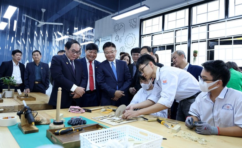 អះអាងពីគោលជំហរ 'កន្លែងភ្លឺ' នៃការអប់រំ Thanh - រូបថត ៩. Khẳng định vị thế 'điểm sáng' của giáo dục xứ Thanh- Ảnh 9.