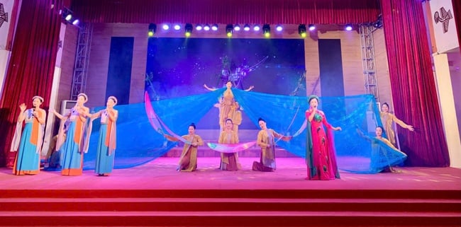 Phu Tho verspreidt identiteit en solidariteit op het Residential Area Mass Arts Festival - Foto 2. Phú Thọ lan tỏa bản sắc và tinh thần đoàn kết tại Liên hoan nghệ thuật quần chúng Khu dân cư - Ảnh 2.