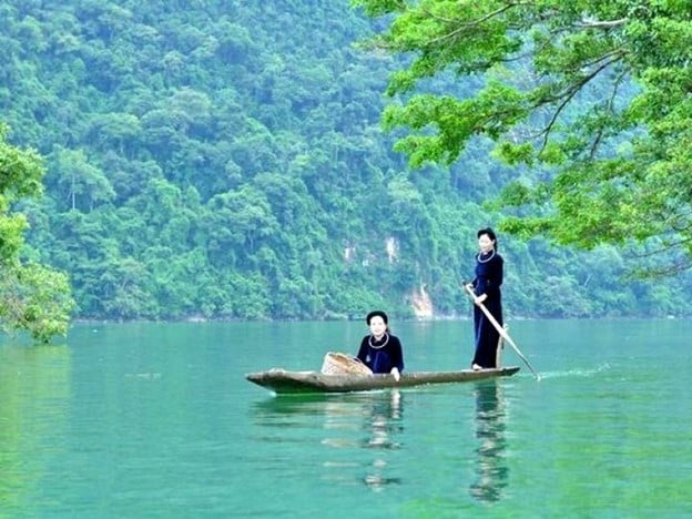 Mặt hồ Ba Bể phẳng lặng như gương.