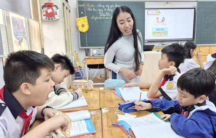 រូបភាពគ្រូបង្រៀនក្នុងយុគសម័យឌីជីថល - ផ្នែកទី 1: AI 'ទឹកជំនន់' ចូលទៅក្នុងថ្នាក់រៀនផ្លាស់ប្តូរគ្រូបង្រៀន - រូបថត 1 ។ AI - Ảnh 1.