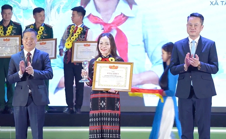 ឧស្សាហ៍សាបព្រួសសំបុត្រក្នុងព្រៃ Tay Giang ដ៏ធំ - រូបថត ១. Tây giang - Ảnh 1.