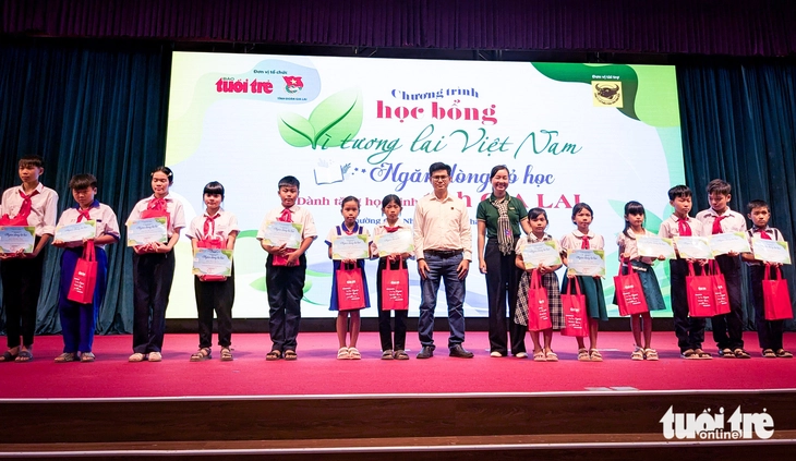 70 suất học bổng của báo Tuổi Trẻ và ấn phẩm Mực Tím sẻ chia với học trò Gia Lai sau bão - Ảnh 2.