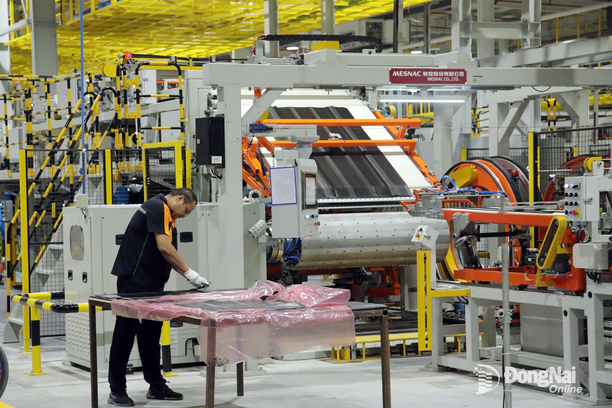 កម្មករនៅរោងចក្រសំបកកង់ HA0HUA, Minh Hung - សួនឧស្សាហកម្ម 4Sikico (ឃុំ Tan Khai) ក្នុងអំឡុងពេលម៉ោងផលិត។ រូបថត៖ ភួងហាំង