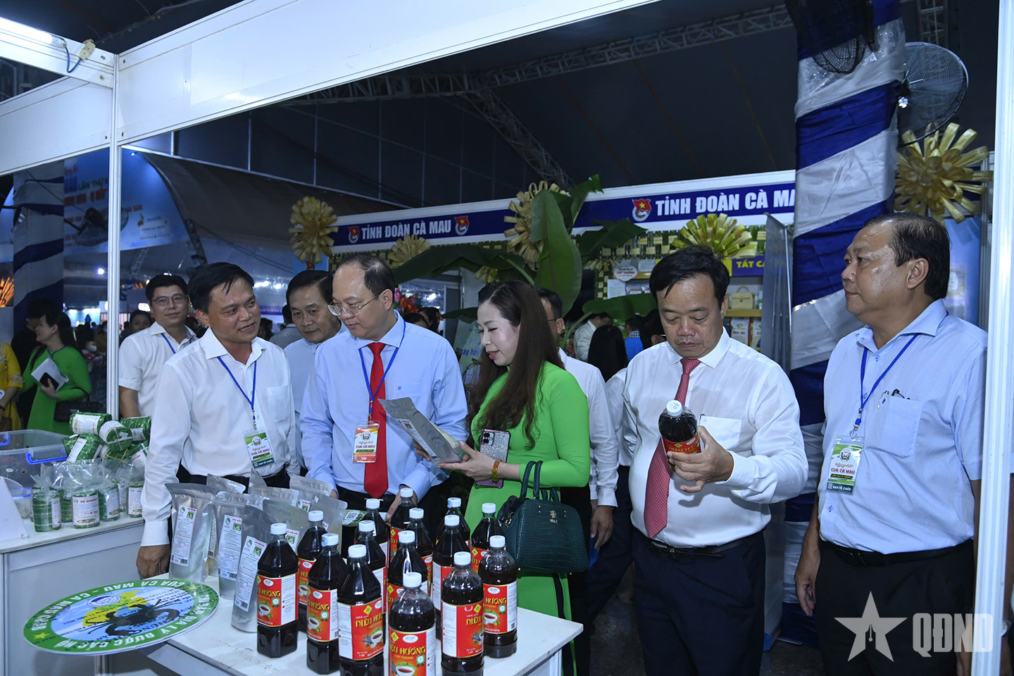 Đại biểu tham quan các gian hàng trưng bày trong khuôn khổ Ngày hội Cua Cà Mau. 