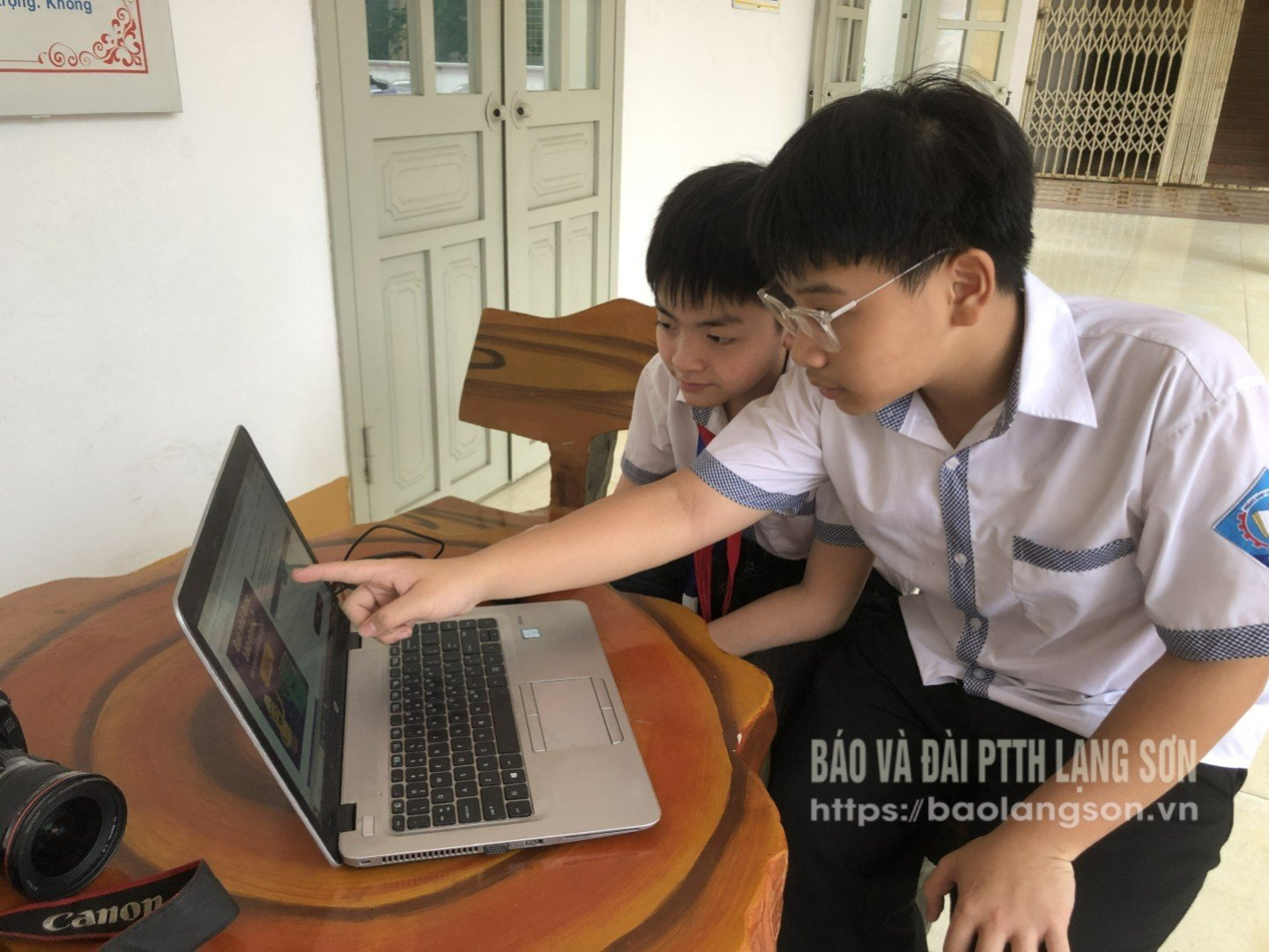 ताम थान माध्यमिक विद्यालय के छात्र स्व-अध्ययन गणित में कृत्रिम बुद्धिमत्ता का प्रयोग करते हैं