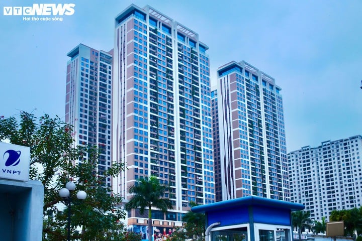 ماہرین کے مطابق اپارٹمنٹ کی قیمتوں کو ٹھنڈا کرنے کے لیے متعدد اقدامات کو ہم آہنگی سے نافذ کرنے کی ضرورت ہے۔ (تصویر: کانگ ہیو)۔