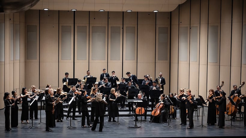 The Sun Symphony Orchestra ດໍາເນີນດົນຕີຄືນ