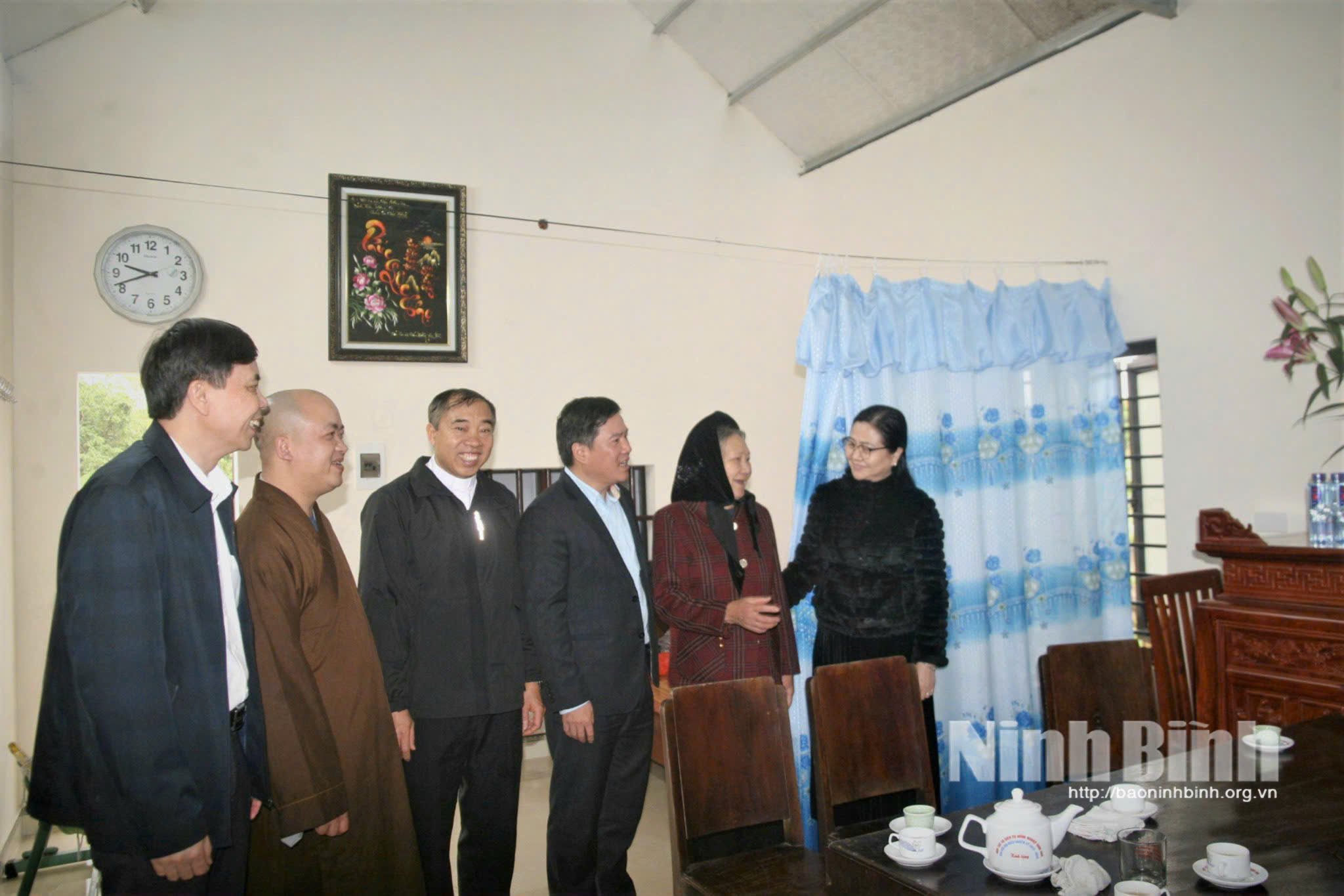 Dům paní Pham Thi Diu v obci Dinh Hoa byl postaven za společného úsilí a konsensu politických, sociálních a náboženských organizací v oblasti.