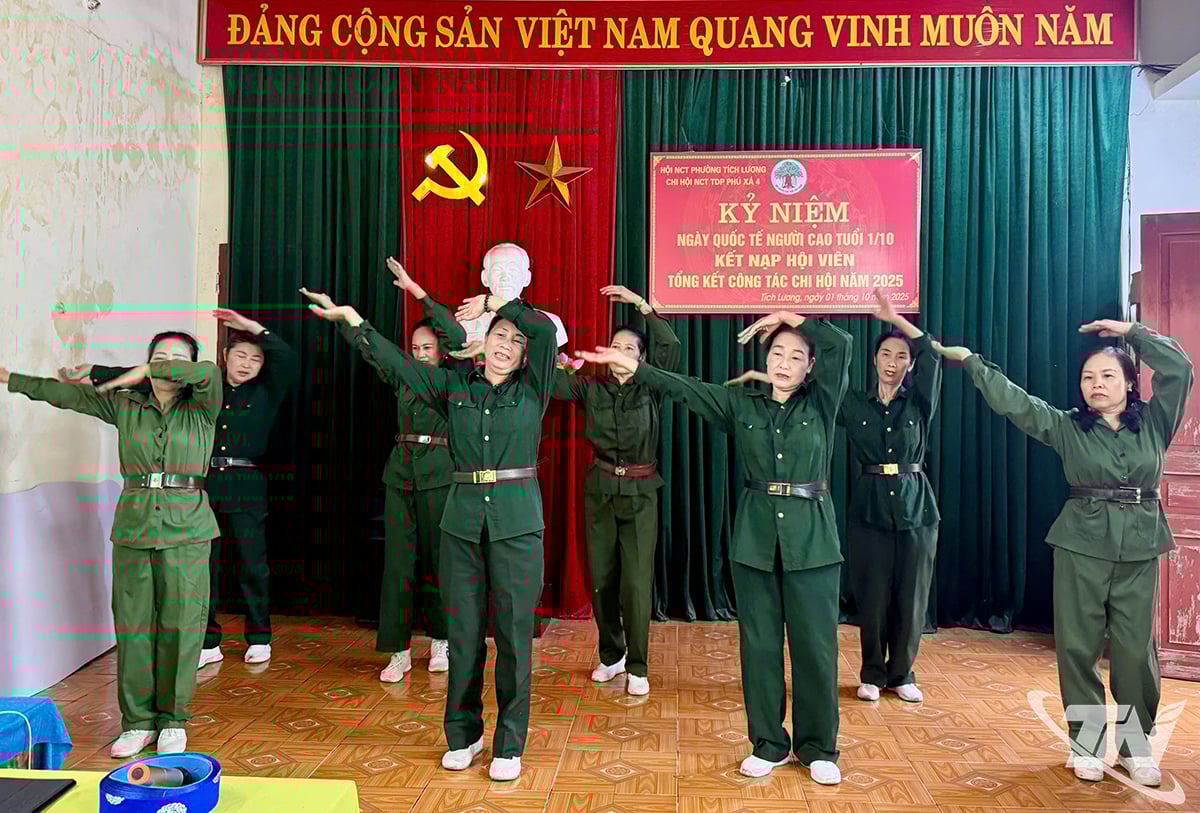 Kelompok seni dari kelompok residensial Phu Xa 4 berlatih pertunjukan untuk berpartisipasi dalam Hari Persatuan Besar Nasional.