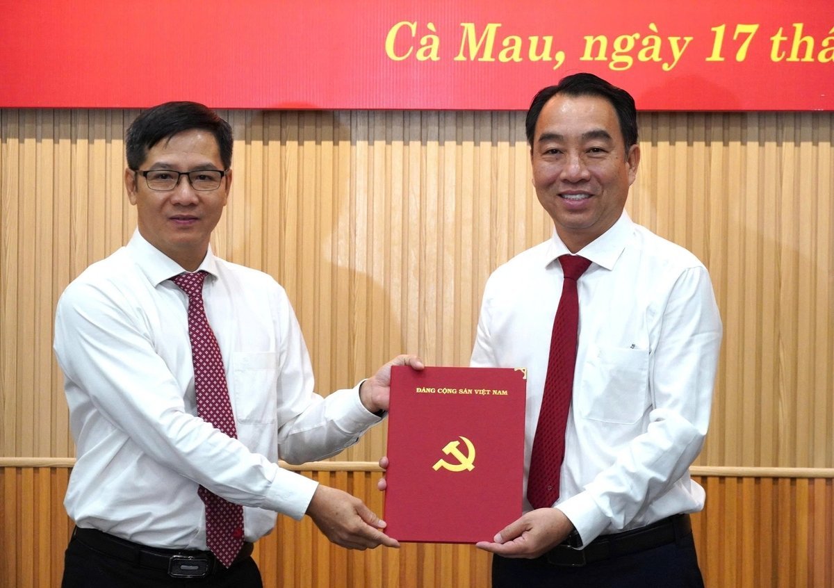 Mr. Nguyen Thanh Tam, Deputy Head of the Central Organizing Committee (left), presented the decision of the Central Party Secretariat to Mr. Lu Van Ngoi, holding the position of Deputy Secretary of the Ca Mau Provincial Party Committee and introduced him to the People's Council to be elected as Chairman for the 2025-2030 term. Photo: Trong Linh. Ông Nguyễn Thành Tâm, Phó Trưởng Ban Tổ chức Trung ương (trái), trao quyết định của Ban Bí thư Trung ương Đảng cho ông Lữ Văn Ngời, giữ chức Phó Bí thư Tỉnh ủy Cà Mau và giới thiệu để HĐND bầu làm Chủ tịch nhiệm kỳ 2025-2030. Ảnh: Trọng Linh.