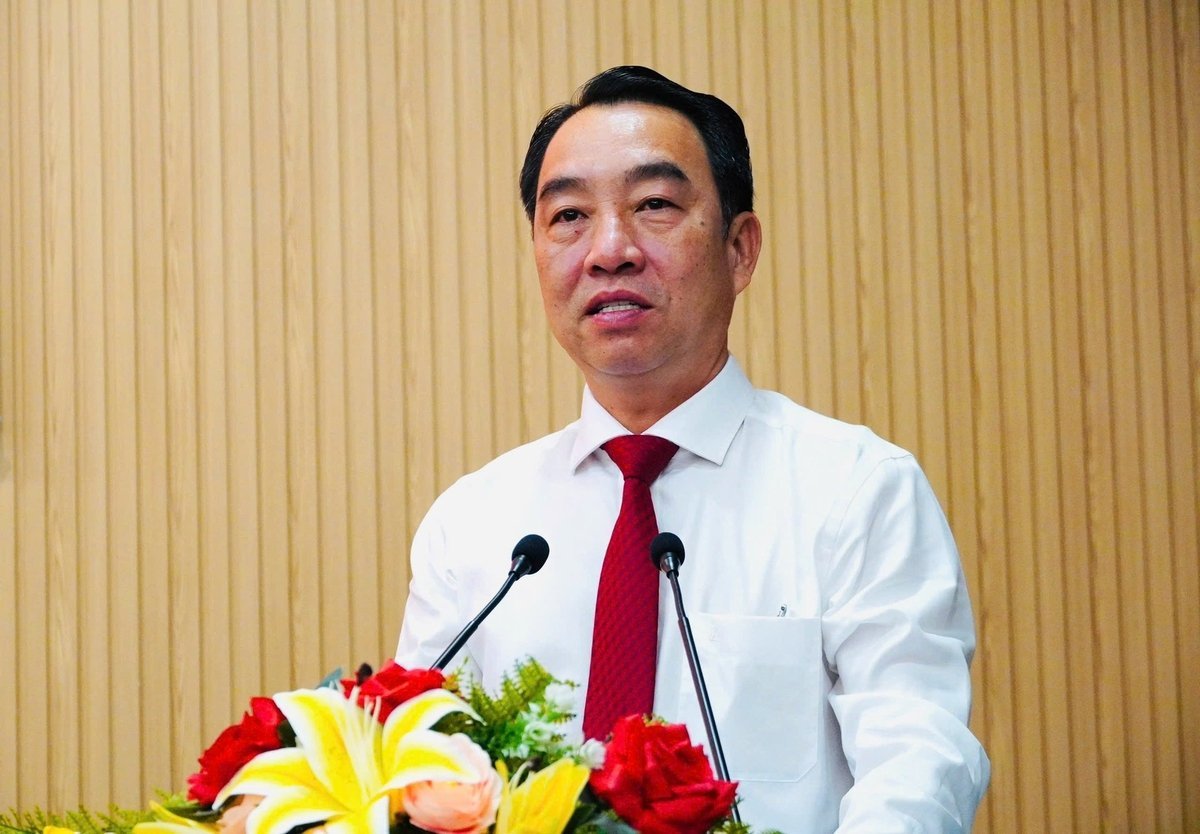 Mr. Lu Quang Ngoi, holding the position of Deputy Secretary of the Ca Mau Provincial Party Committee, was introduced to the People's Council to be elected as Chairman of the Provincial People's Committee for the 2025-2030 term. Photo: Trong Linh. Ông Lữ Quang Ngời, giữ chức Phó Bí thư Tỉnh ủy Cà Mau và giới thiệu để HĐND bầu làm Chủ tịch UBND tỉnh nhiệm kỳ 2025-2030. Ảnh: Trọng Linh.