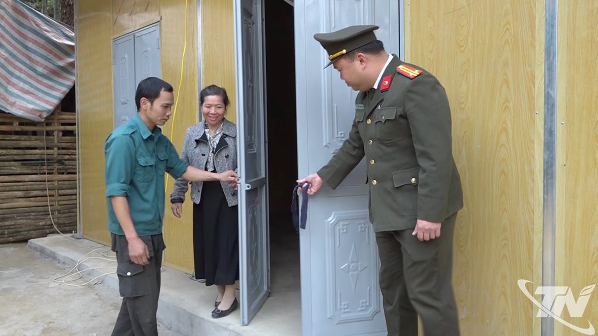 Domnul Tran Thanh Son (comuna Yen Binh) a primit înmânarea unei case prefabricate solide.