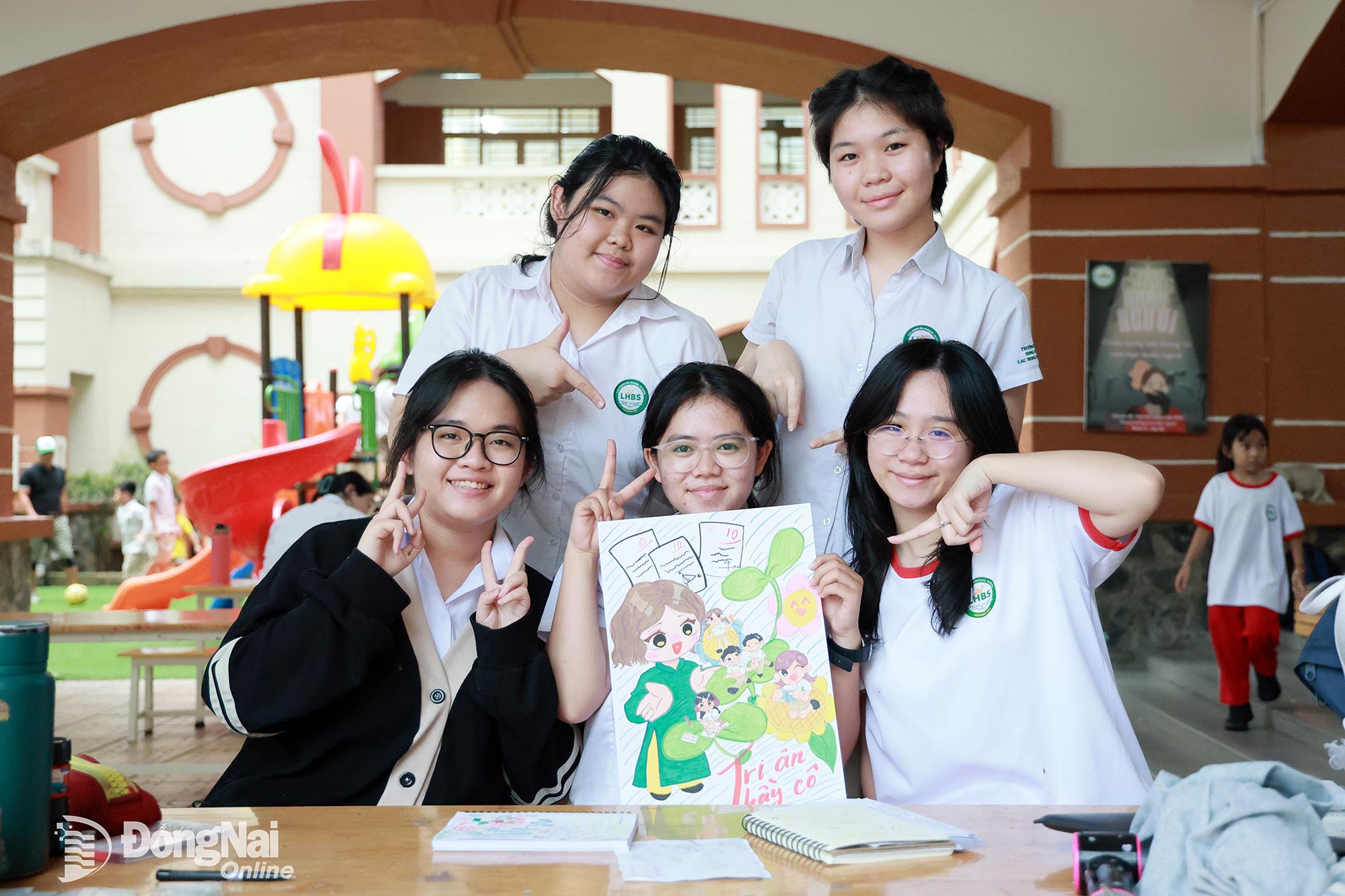 Leerlingen van de Lac Hong tweetalige basisschool, middelbare school en middelbare school maken tekeningen om aan hun leraren te geven ter gelegenheid van de 43e verjaardag van de Dag van de Vietnamese Leraar op 20 november. Foto: Cong Nghia