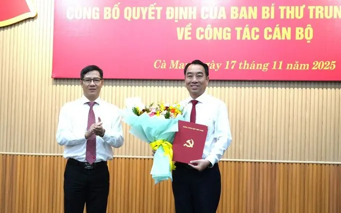 Ny visesekretær i Ca Mau provinsielle partikomité, Lu Quang Ngoi, mottar sekretariatets avgjørelse - Foto: VGP Tân Phó Bí thư Tỉnh ủy Cà Mau Lữ Quang Ngời nhận Quyết định của Ban Bí thư - Ảnh: VGP